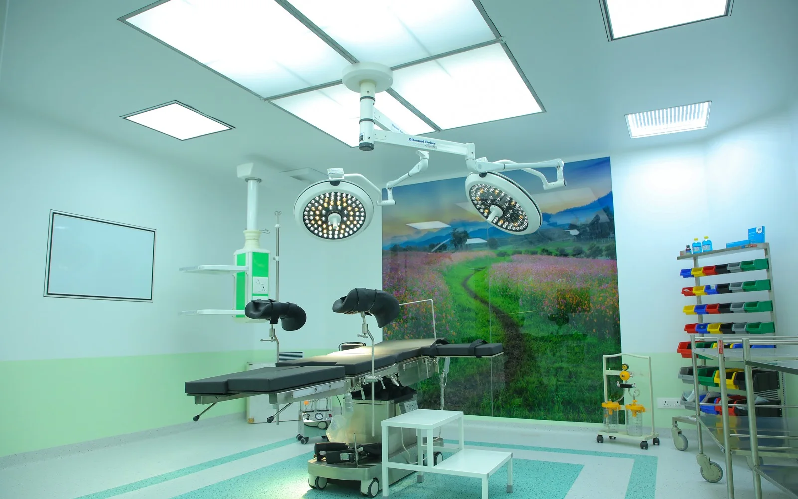 Modular operation theatre with OT table and LED lights by Gaddiel