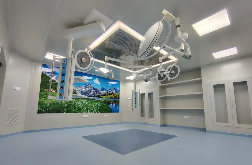 Modular OT installation with laminar airflow ceiling by Gaddiel